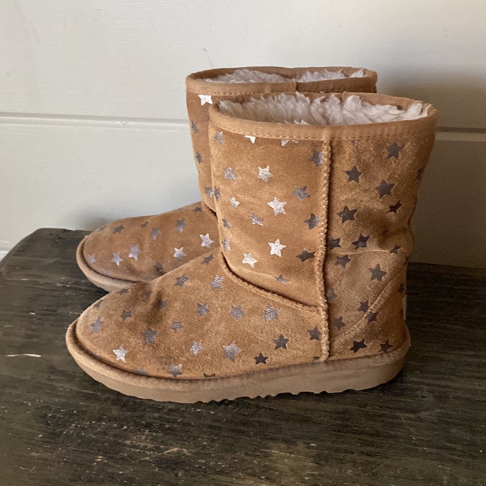 Rare Find – UGG Classic Short II Stars Boot 
Size 4 (Big Kid) | Color: Chestnut - Picture 5 of 15